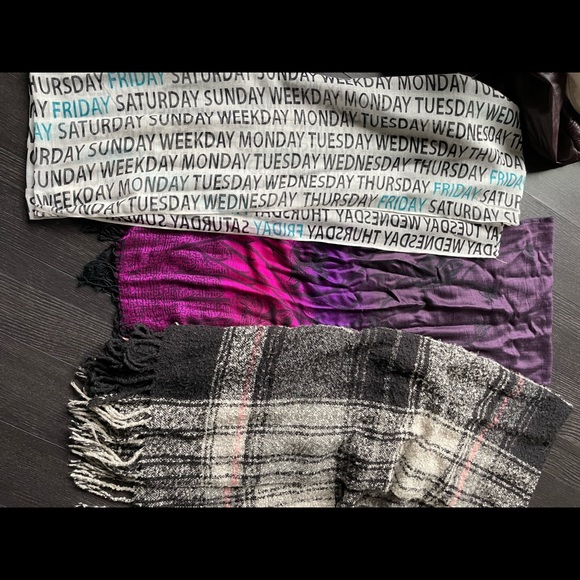 Guess and Moto Bootlegger faux leather jackets XS 3 free scarves included! - Picture 14 of 15